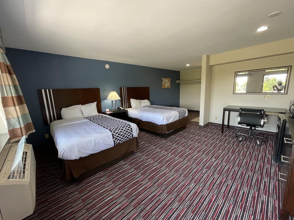 Econo Lodge Inn & Suites Enid South photo 11
