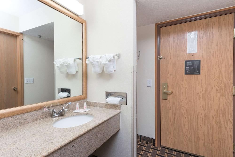 Baymont by Wyndham Osage Beach photo 17