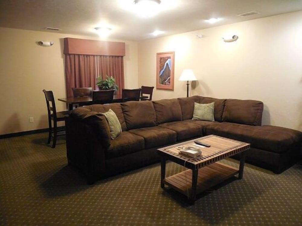 Blue Mountain Inn And Suites photo 17