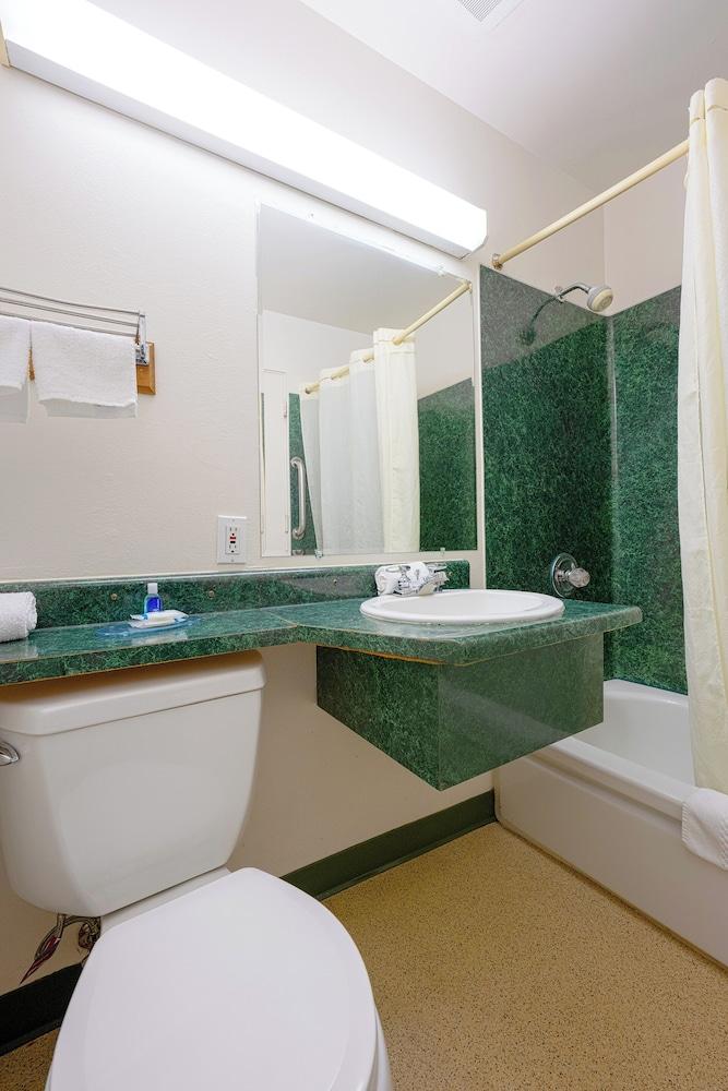 Broadway Inn photo 40