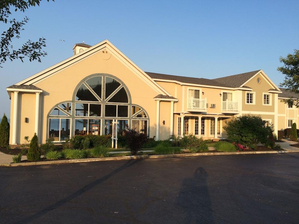 Baymont by Wyndham St. Ignace Lakefront photo 40