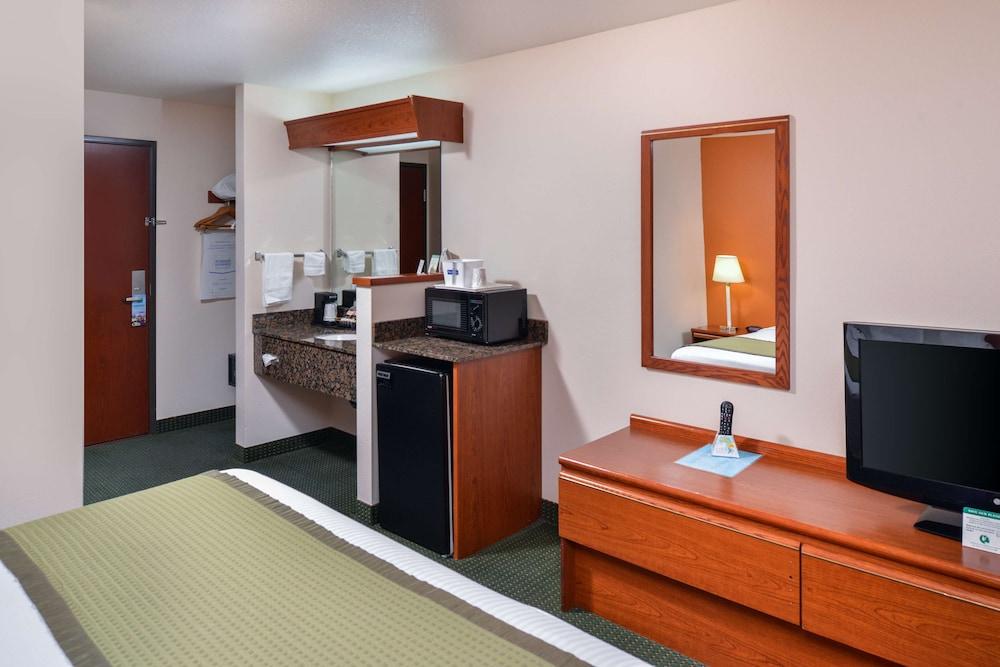 Travelodge Suites by Wyndham Newberg photo 33