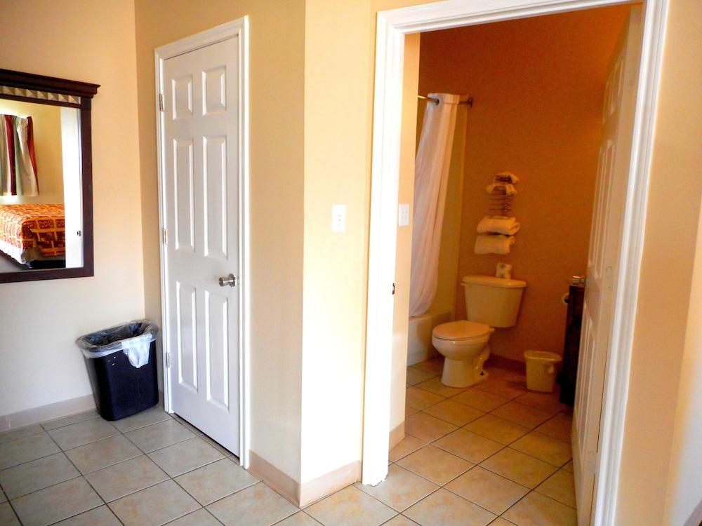 Crossroads Inn & Suites photo 5