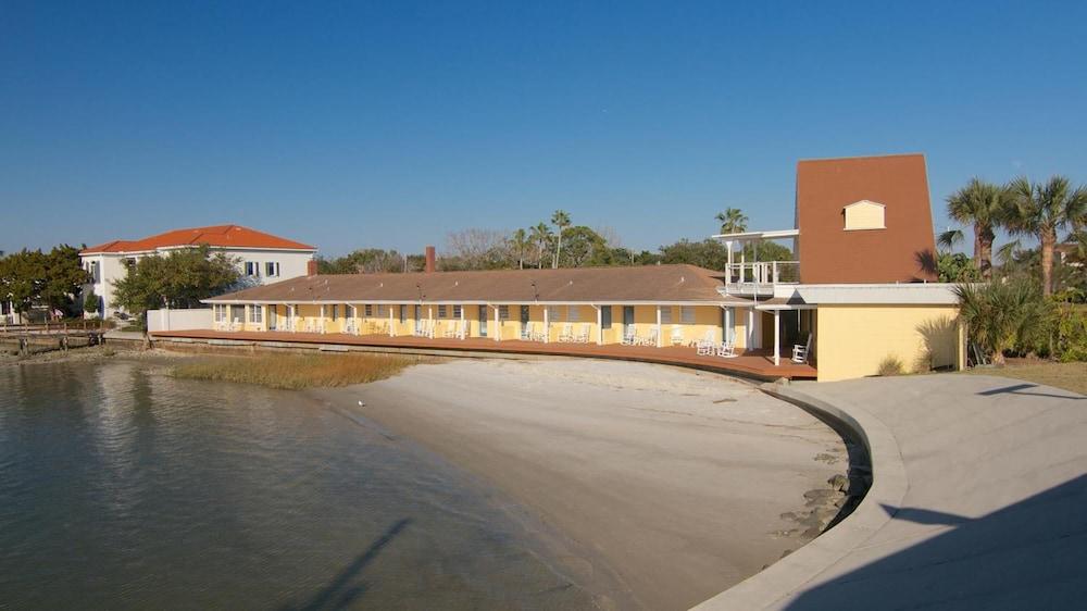 Edgewater Inn photo 33