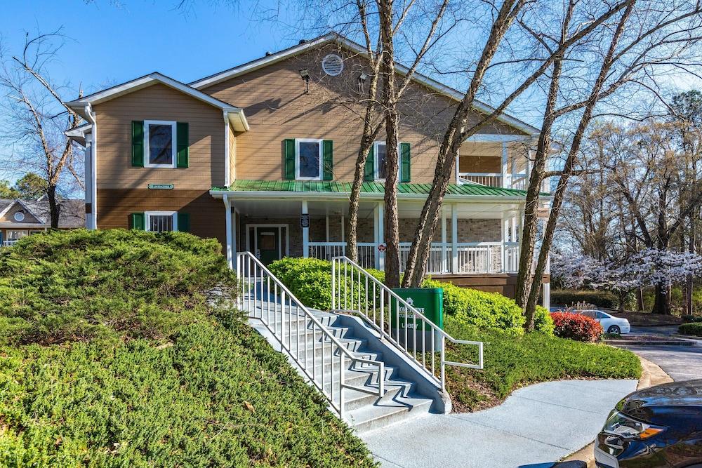 HomeTowne Studios by Red Roof Atlanta NE - Downtown Norcross photo 12
