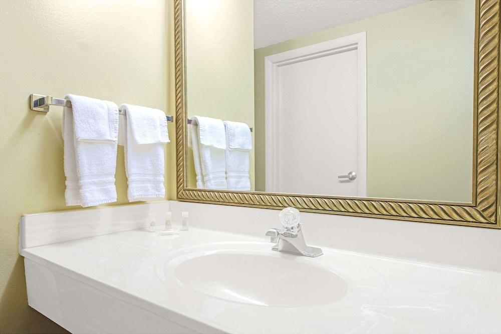 Days Inn and Suites by Wyndham St. Louis/Westport Plaza photo 8