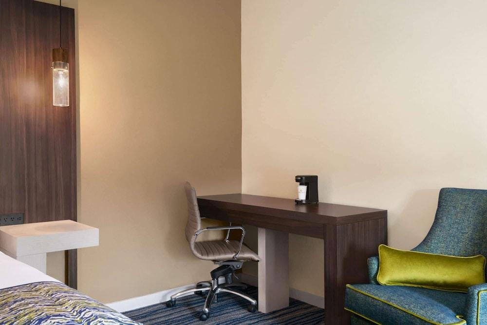 La Quinta Inn & Suites by Wyndham Orlando - IDrive Theme Parks photo 32