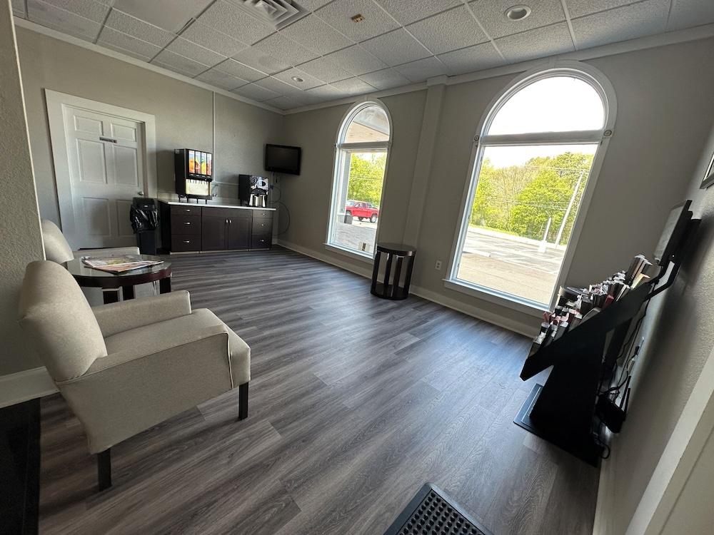 Whaler Inn and Suites photo 38