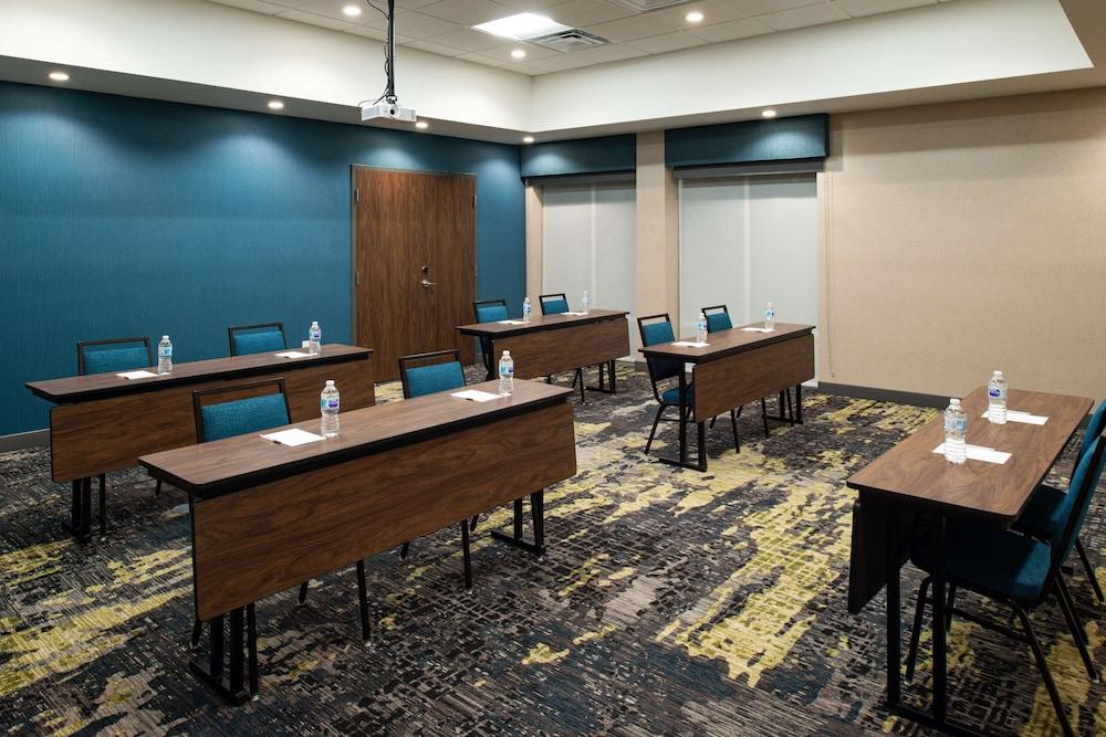 Hampton Inn & Suites Adrian photo 53