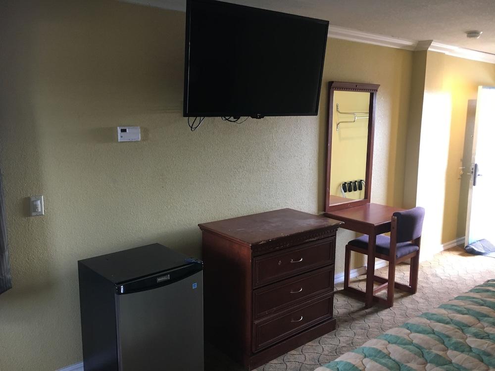 Bellflower Travel Inn photo 19