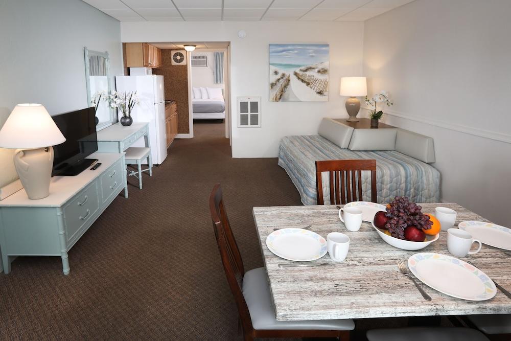 Aquarius Oceanfront Inn photo 20