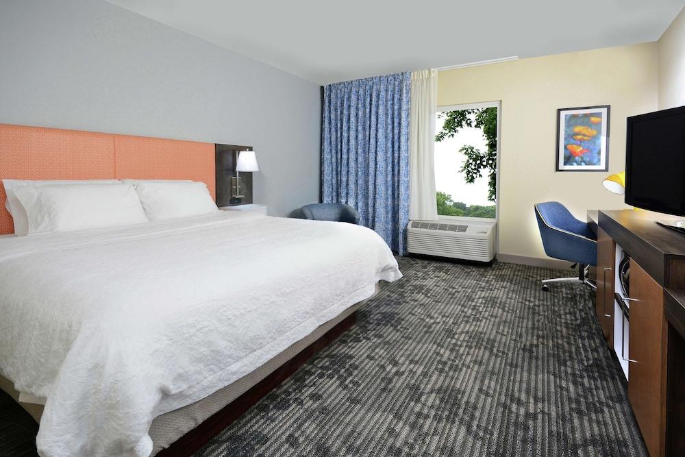 Hampton Inn & Suites Clinton - I-26 photo 12