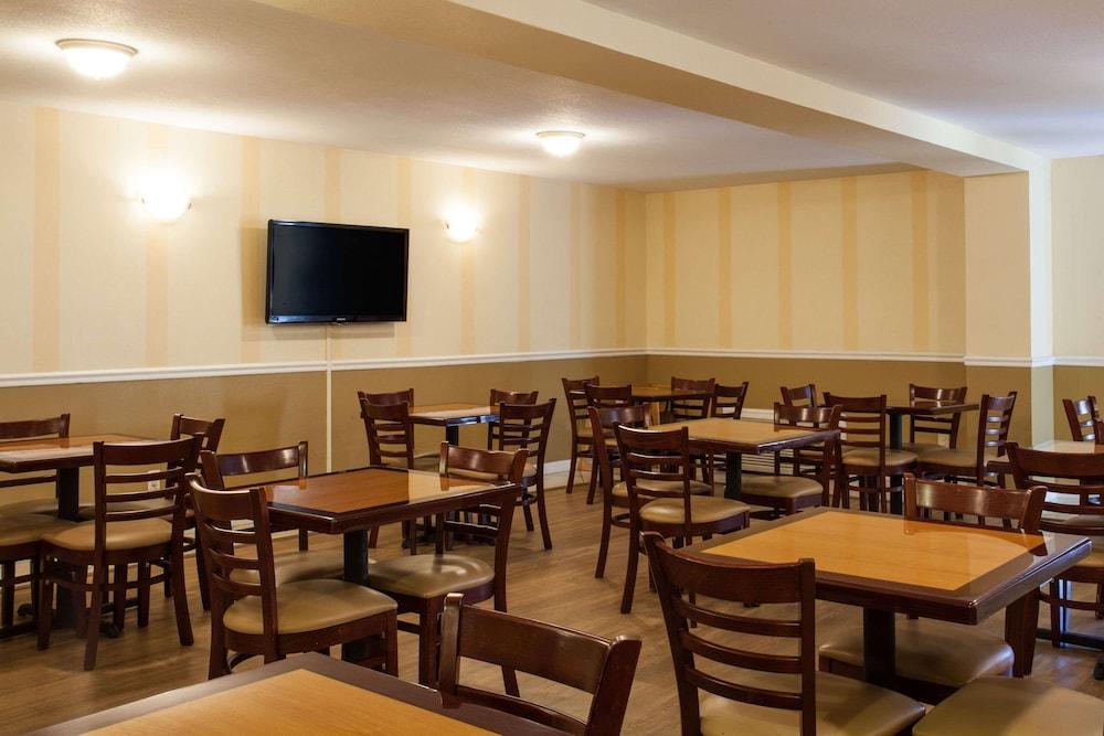 Econo Lodge Daytona Beach - Speedway photo 5