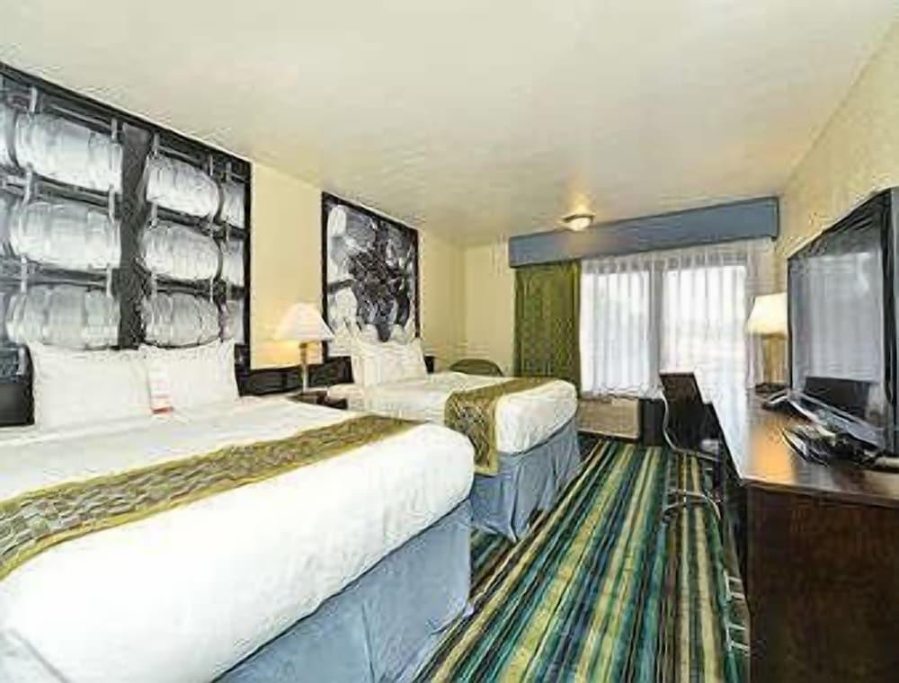 Super 8 by Wyndham Vallejo/Napa Valley photo 17