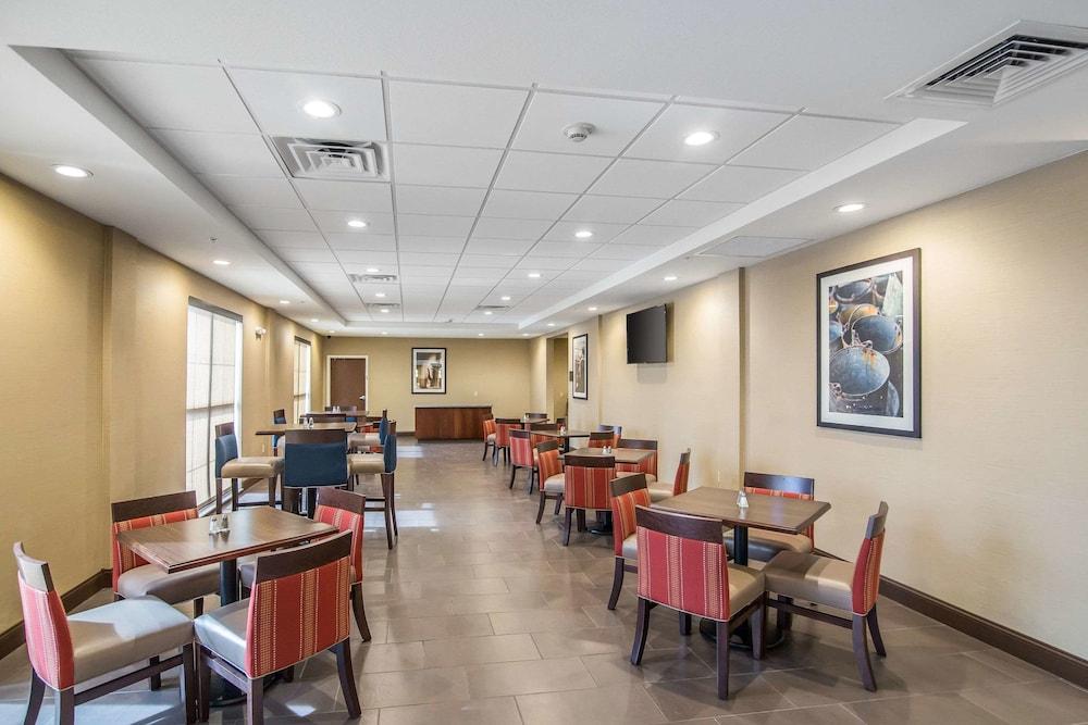 Comfort Suites Dodge City photo 36