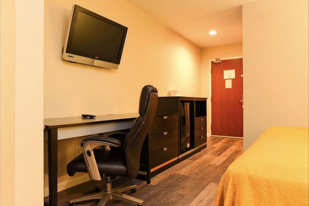 Capital Inn & Suites photo 9