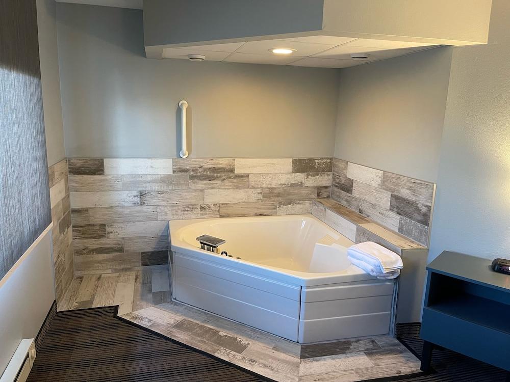 AmericInn by Wyndham Ladysmith photo 34