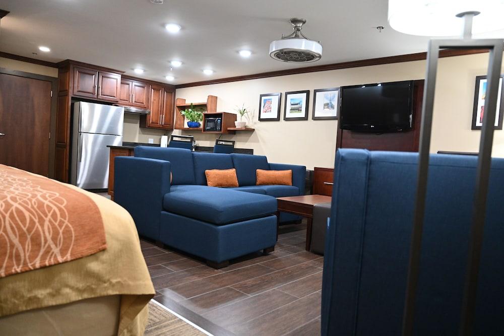 Giles Hotel Inn & Suites photo 11