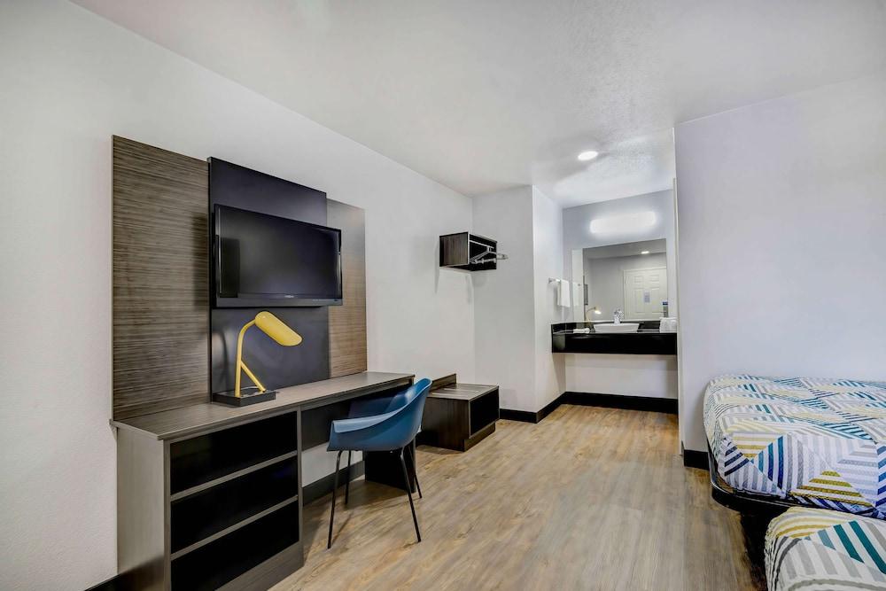 Motel 6 Denton, TX - UNT photo 30