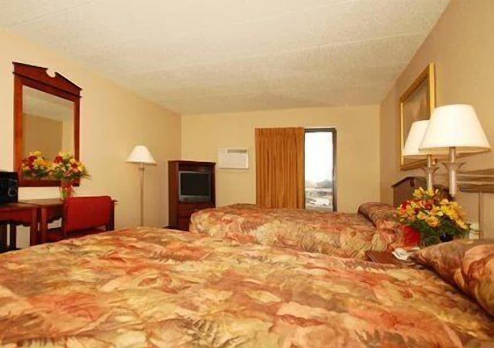 Rodeway Inn photo 34