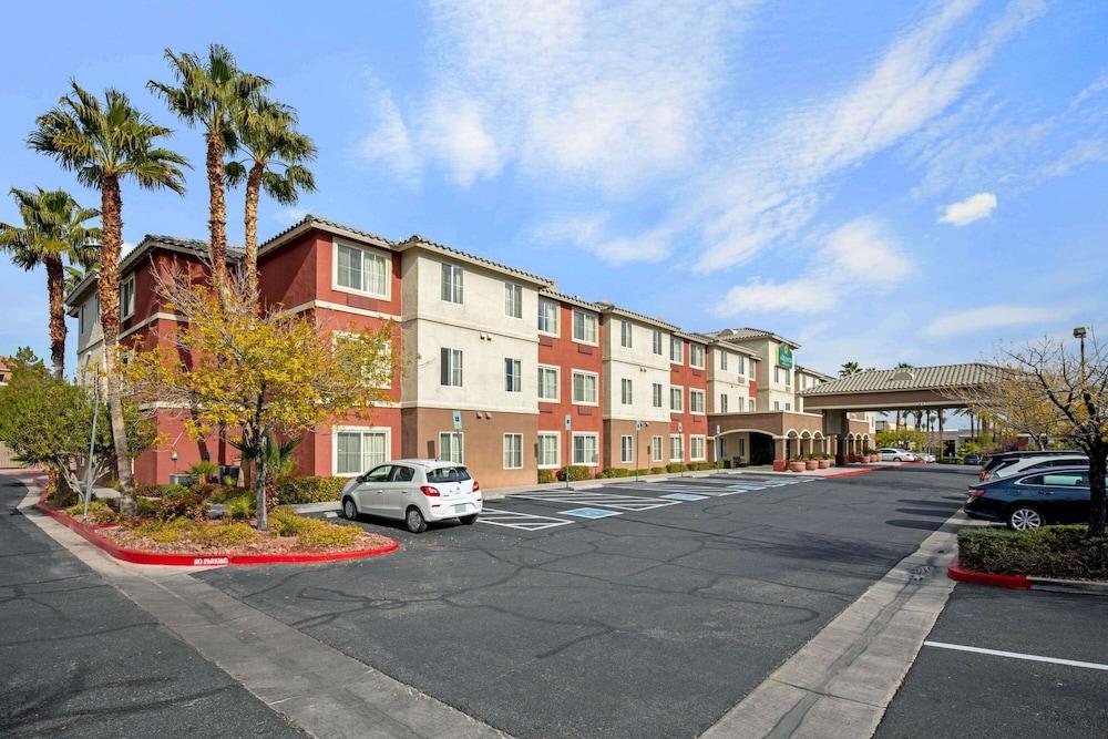 La Quinta Inn & Suites by Wyndham Las Vegas Red Rock photo 27