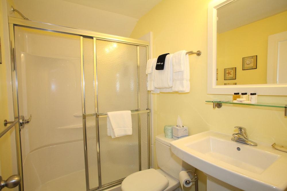 Glen Cove Inn & Suites photo 42