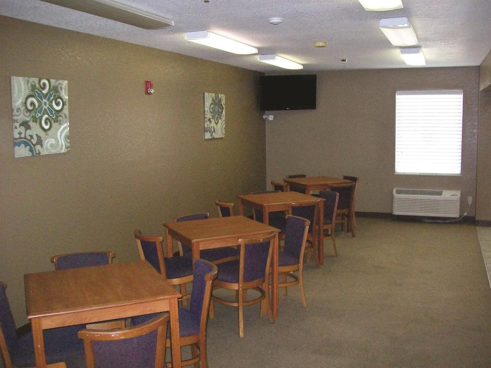 Americas Best Value Inn Smackover photo 23