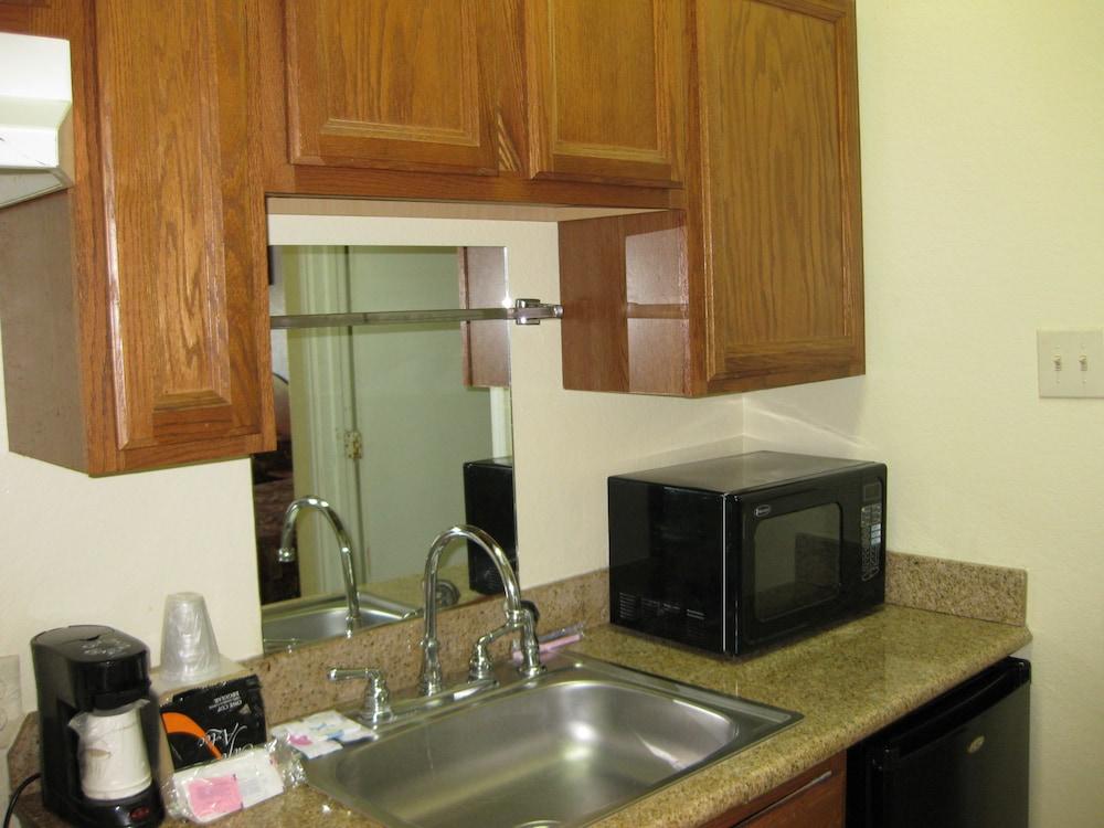 Scottish Inn and Suites photo 22