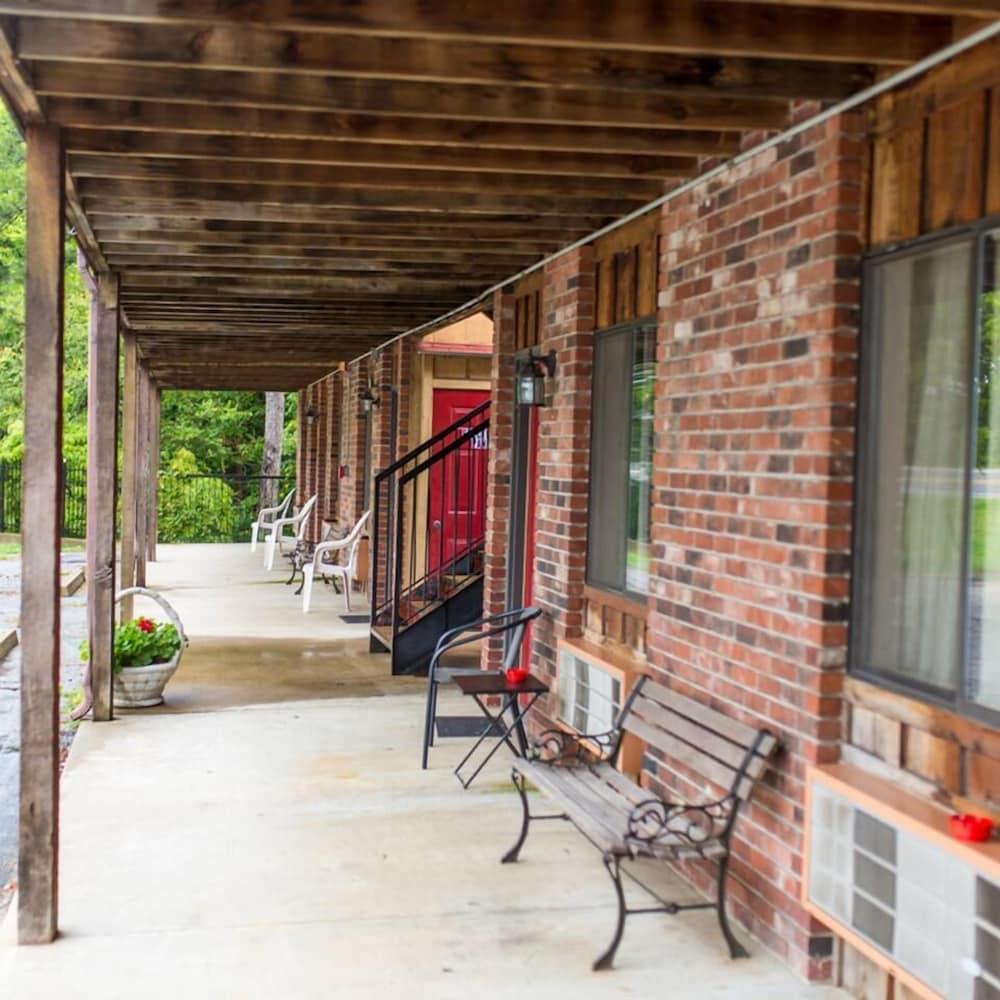 The Razorback Lodge photo 38