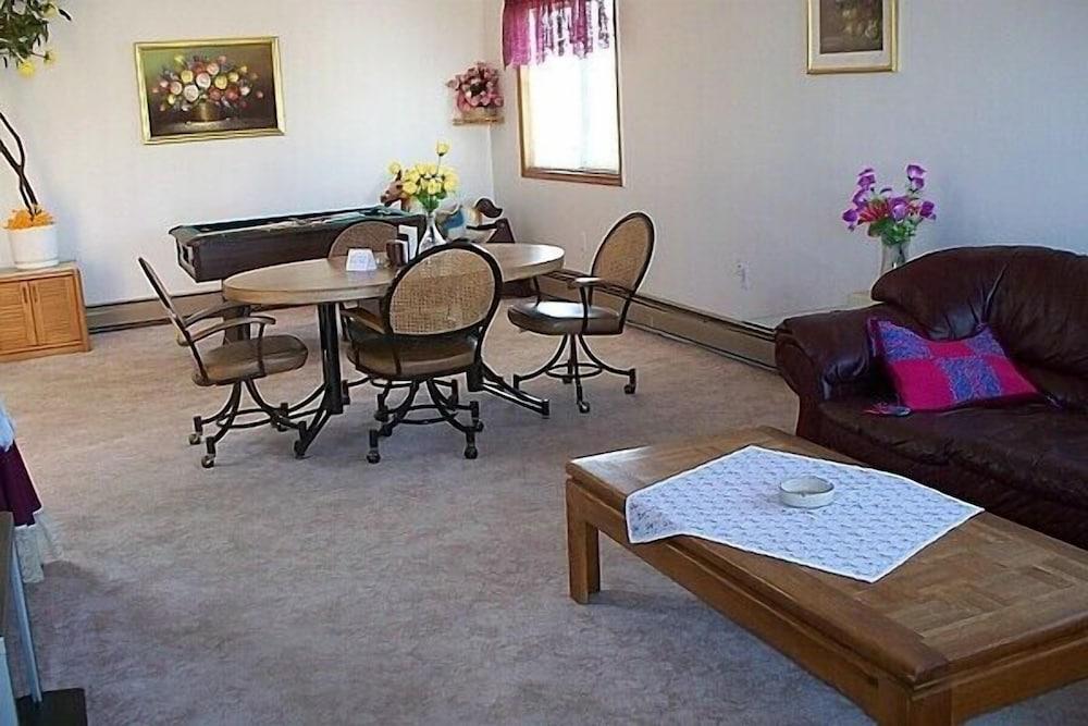 Aquarius Arms Motel photo 3