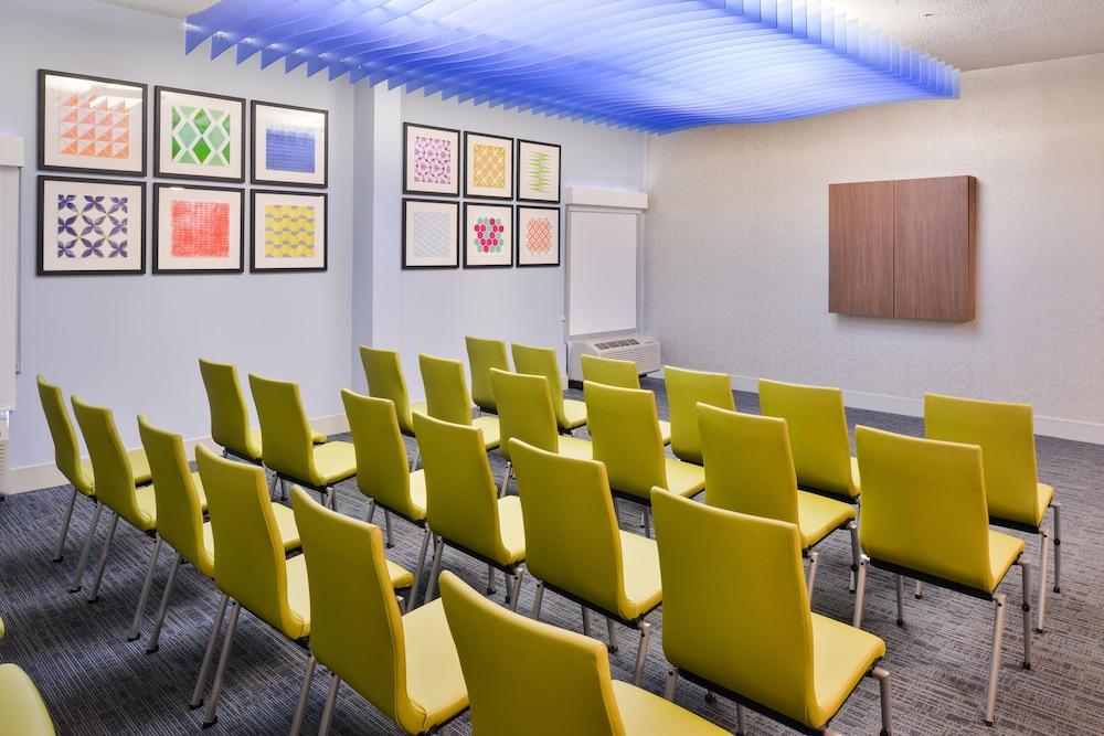 Holiday Inn Express Burlington by IHG photo 64