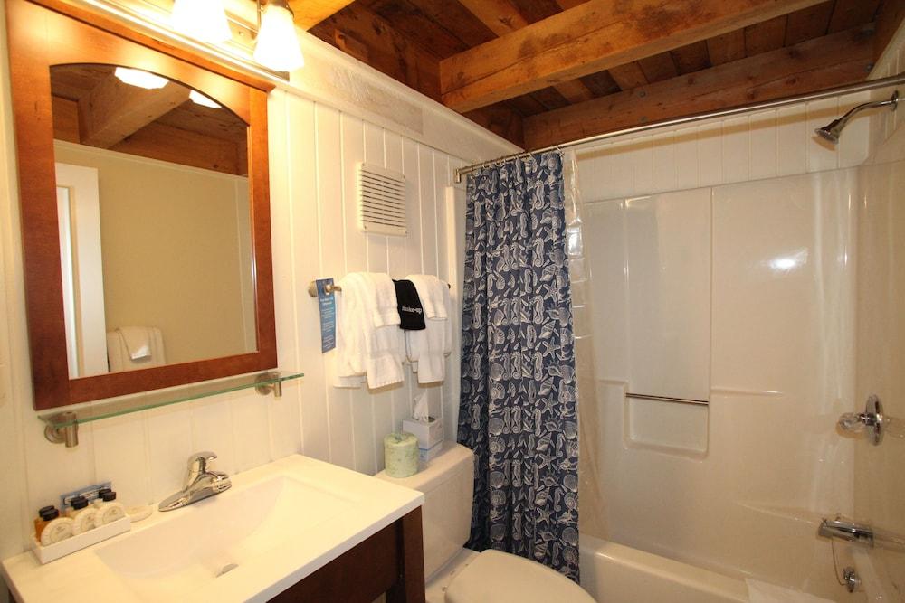 Glen Cove Inn & Suites photo 43