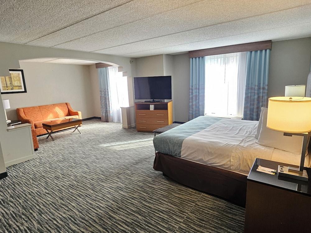 Wingate by Wyndham Greensboro/Coliseum photo 9