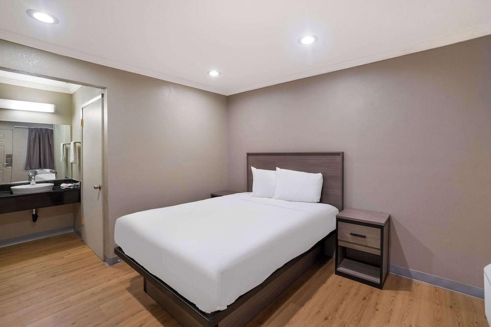 Econo Lodge Vallejo Fairgrounds photo 12