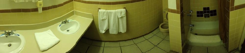 Chateau Motor Lodge photo 7