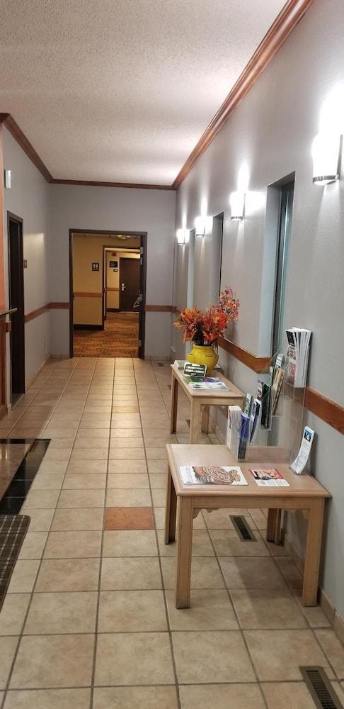 Hometown Inn & Suites photo 26