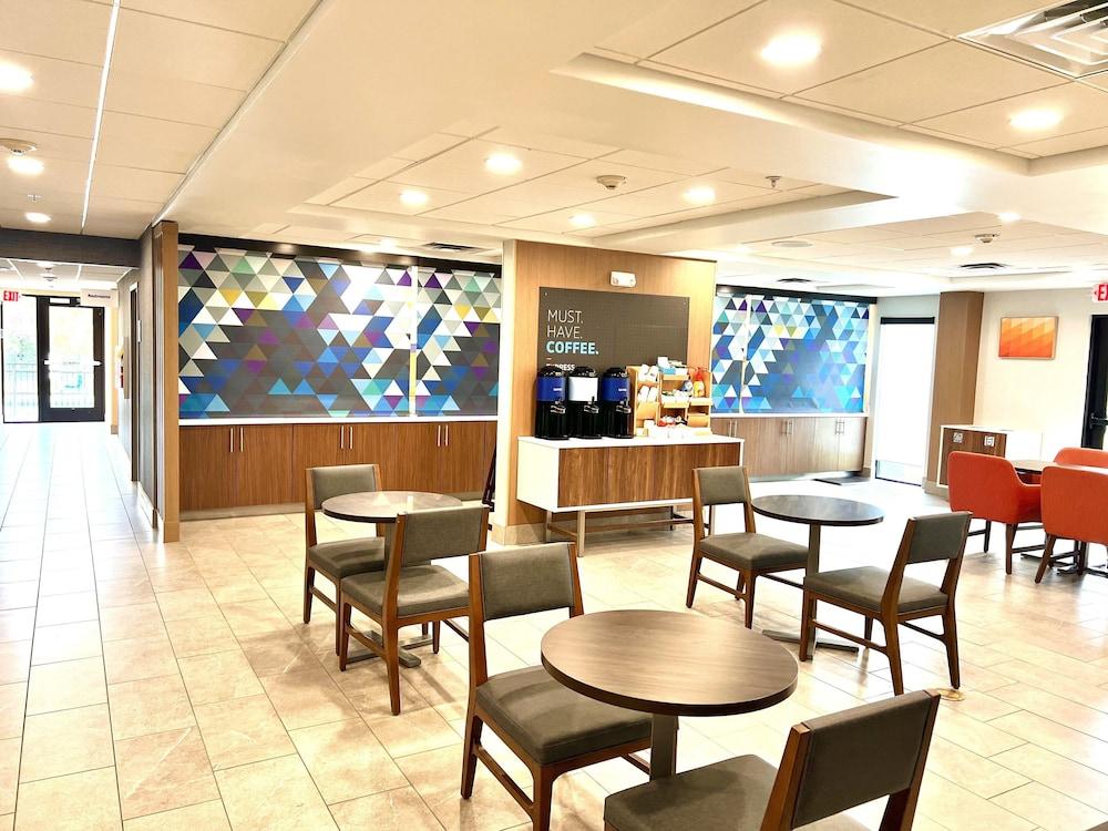 Holiday Inn Express Madison by IHG photo 41