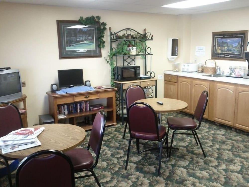 Oakwood Inn and RV Park photo 2