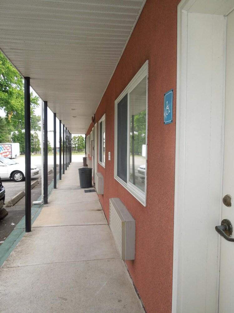 Lee's Motel photo 6