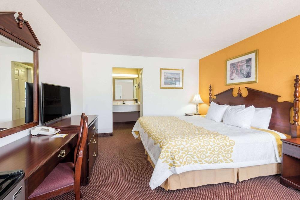 Days Inn by Wyndham Amherst photo 11