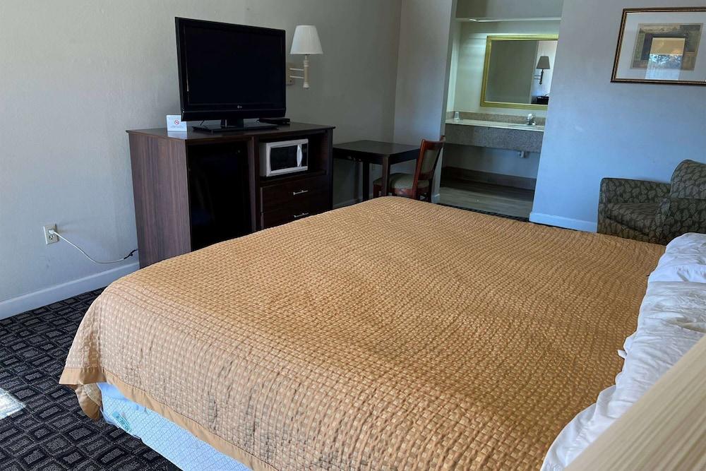 Days Inn & Suites by Wyndham Brewton photo 8