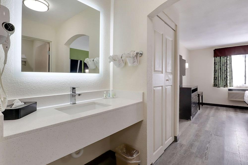 Quality Suites Albuquerque Airport photo 22