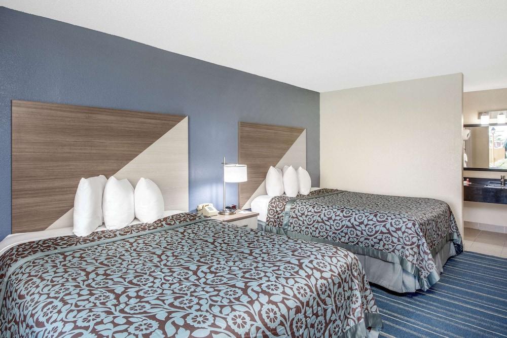 Days Inn by Wyndham Salem, Illinois photo 11