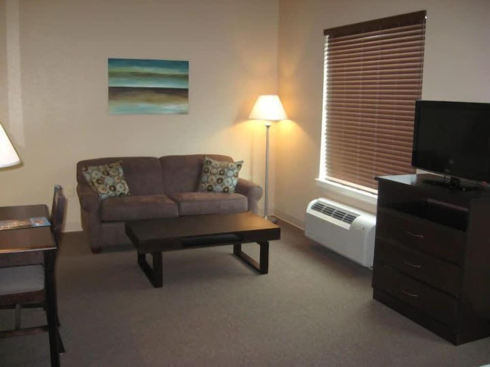 Ambassador Inn & Suites photo 9