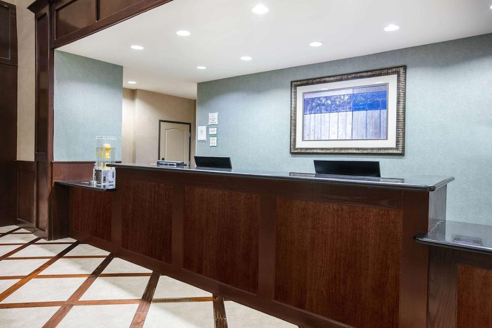 La Quinta Inn & Suites by Wyndham DFW Airport West - Euless photo 2