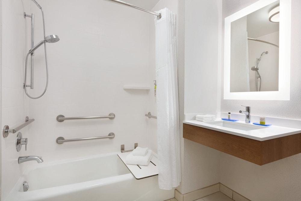 Holiday Inn Express Hotel & Suites Merced by IHG photo 13