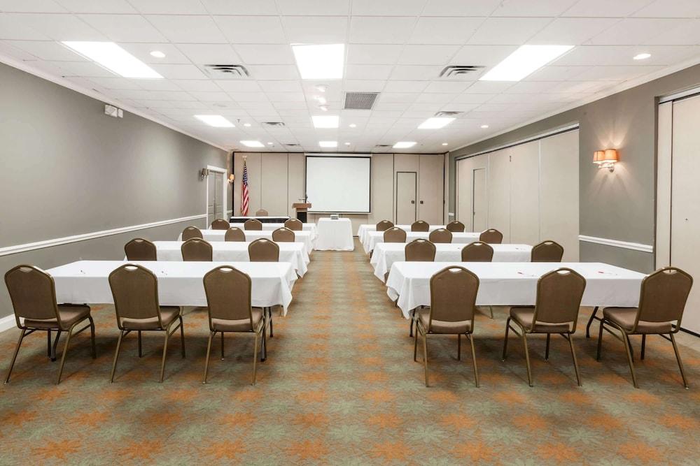 Ramada by Wyndham New Iberia photo 19