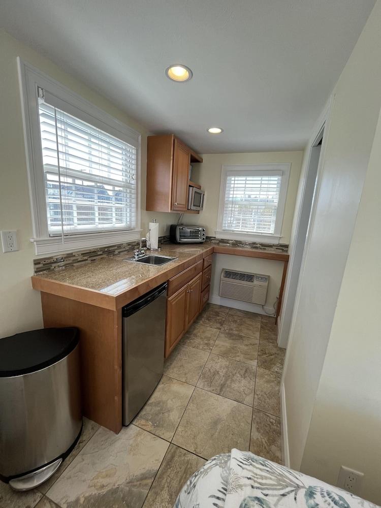 Beach Breeze Inn photo 41