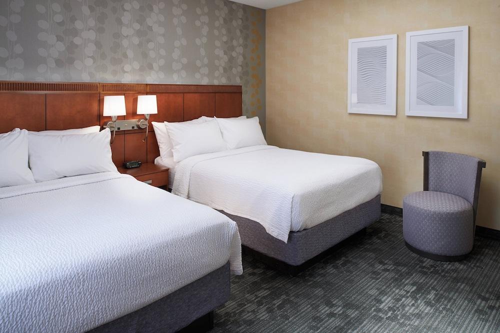 Courtyard by Marriott Detroit Dearborn photo 7