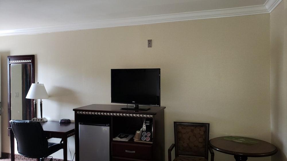 Oak Tree Inn photo 16